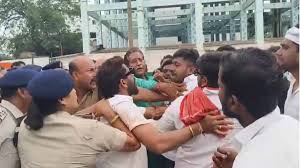 कांग्रेस कार्यकर्ताओं ने चैतन्य बघेल की गिरफ्तारी का किया विरोध कांग्रेस कार्यकर्ताओं ने चैतन्य बघेल की गिरफ्तारी का किया विरोध