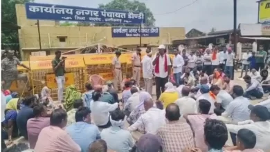 पांच सूत्रीय मांग व्यापारियों ने दुकाने बंद रख नगर पंचायत के सामने दिया धरना