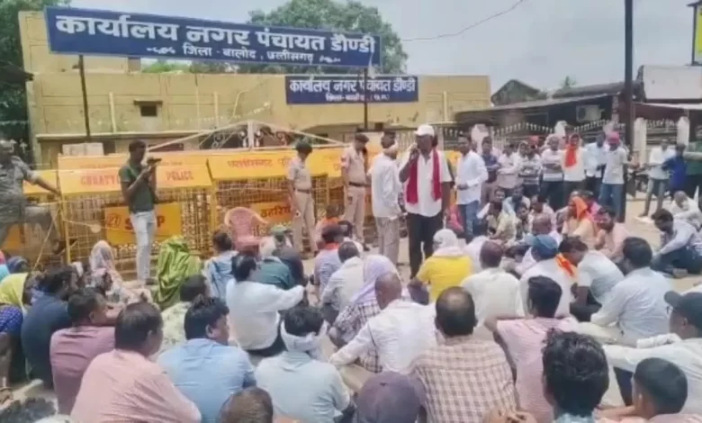 पांच सूत्रीय मांग व्यापारियों ने दुकाने बंद रख नगर पंचायत के सामने दिया धरना पांच सूत्रीय मांग व्यापारियों ने दुकाने बंद रख नगर पंचायत के सामने दिया धरना