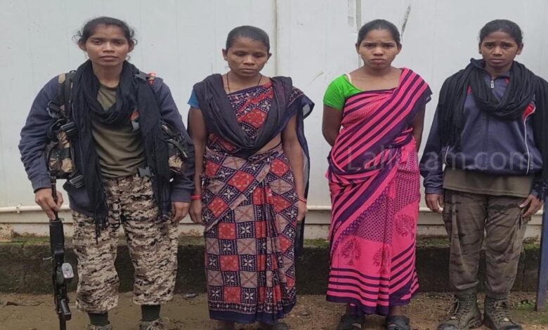 दो महिला नक्सलियों को पुलिस ने किया गिरफ्तार दो महिला नक्सलियों को पुलिस ने किया गिरफ्तार
