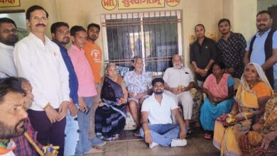 युवक कांग्रेस ने मनाया स्थापना दिवस, वृद्धा आश्रम में बुजुर्गों से भेंट कर बांटा फल