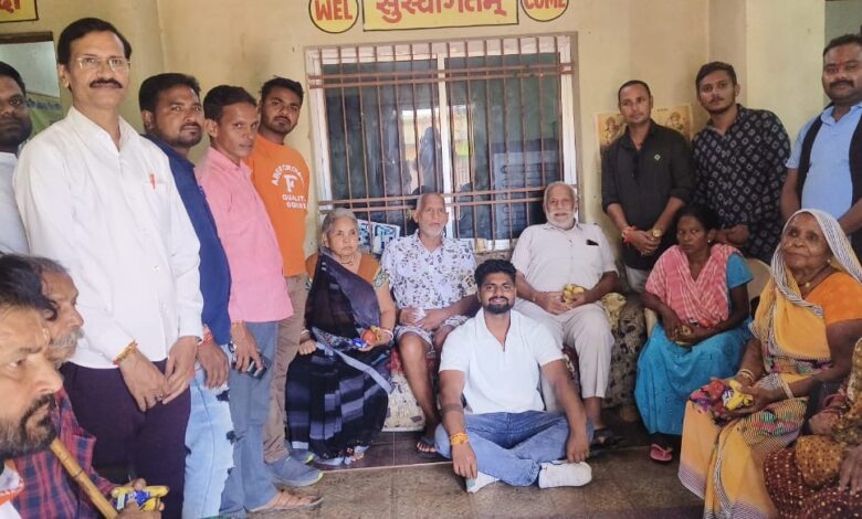 युवक कांग्रेस ने मनाया स्थापना दिवस, वृद्धा आश्रम में बुजुर्गों से भेंट कर बांटा फल युवक कांग्रेस ने मनाया स्थापना दिवस, वृद्धा आश्रम में बुजुर्गों से भेंट कर बांटा फल