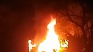 रक्षाबंधन मना कर लौट रहे लोगों की कार में लगी आग रक्षाबंधन मना कर लौट रहे लोगों की कार में लगी आग