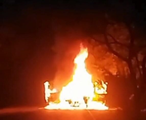 रक्षाबंधन मना कर लौट रहे लोगों की कार में लगी आग रक्षाबंधन मना कर लौट रहे लोगों की कार में लगी आग