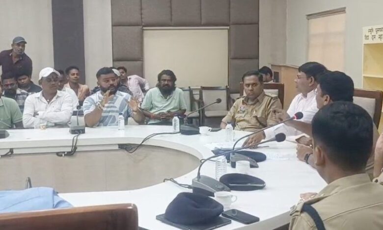 डीजे धुमाल संघ ने पुलिस की बात मानने से किया इंकार डीजे धुमाल संघ ने पुलिस की बात मानने से किया इंकार