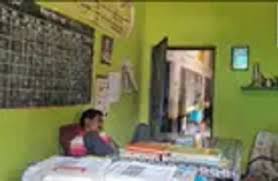 शराब के नशे में धुत HM टेबल पर सोते मिले शराब के नशे में धुत HM टेबल पर सोते मिले