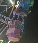 मीना बाजार में झूले का संतुलन बिगड़ने से महिला हवा में लटकी मीना बाजार में झूले का संतुलन बिगड़ने से महिला हवा में लटकी