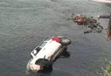 तेज रफ़्तार से दौड़ती हुई कार पुल से गिरी, चार की मौत तेज रफ़्तार से दौड़ती हुई कार पुल से गिरी, चार की मौत