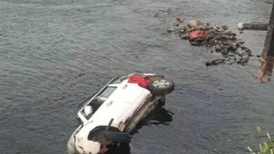 तेज रफ़्तार से दौड़ती हुई कार पुल से गिरी, चार की मौत