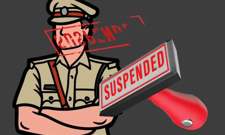 ड्यूटी के दौरान लापरवाही: आरोपी फरार, दो आरक्षक सस्पेंड ड्यूटी के दौरान लापरवाही: आरोपी फरार, दो आरक्षक सस्पेंड