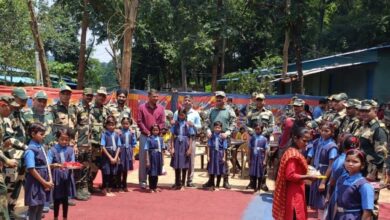 अबूझमाड़ में दिखी बदलाव, राखी पर नम हुई जवानों की आँखें अबूझमाड़ में दिखी बदलाव, राखी पर नम हुई जवानों की आँखें