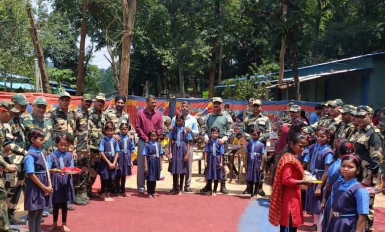अबूझमाड़ में दिखी बदलाव, राखी पर नम हुई जवानों की आँखें अबूझमाड़ में दिखी बदलाव, राखी पर नम हुई जवानों की आँखें