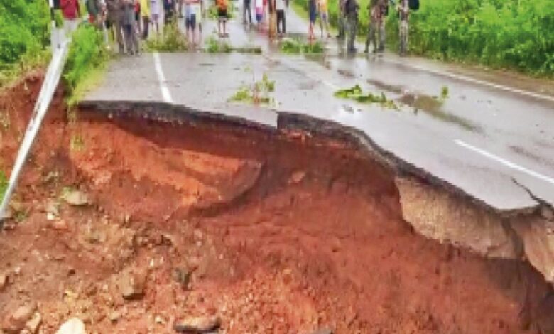 बस्तर में 94 सालों का बारिश का रिकॉर्ड टूटा, वायु सेना का हेलीकाप्टर राहत कार्य में जुटा बस्तर में 94 सालों का बारिश का रिकॉर्ड टूटा, वायु सेना का हेलीकाप्टर राहत कार्य में जुटा