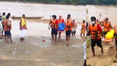 नाव पलटने से दो छात्राएं बाढ़ में बह गई, शव किया गया बरामद