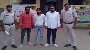राजस्व मंत्री के भतीजे पर पेट्रोल पंप कर्मी से मारपीट का आरोप, तीन गिरफ्तार राजस्व मंत्री के भतीजे पर पेट्रोल पंप कर्मी से मारपीट का आरोप, तीन गिरफ्तार