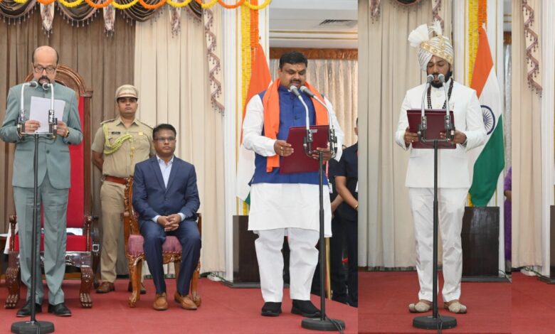 राज्यपाल डेका ने दिलाई मंत्रियों को शपथ राज्यपाल डेका ने दिलाई मंत्रियों को शपथ