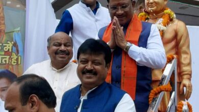 अटल चौक पहुंचे मुख्यमंत्री ,पुण्यतिथि पर अटल को माल्यार्पण कर किया नमन अटल चौक पहुंचे मुख्यमंत्री ,पुण्यतिथि पर अटल को माल्यार्पण कर किया नमन