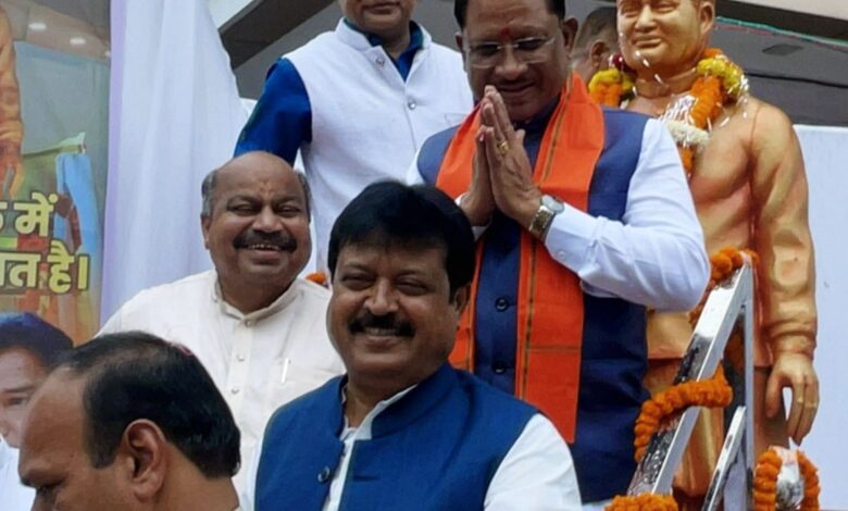 अटल चौक पहुंचे मुख्यमंत्री ,पुण्यतिथि पर अटल को माल्यार्पण कर किया नमन अटल चौक पहुंचे मुख्यमंत्री ,पुण्यतिथि पर अटल को माल्यार्पण कर किया नमन