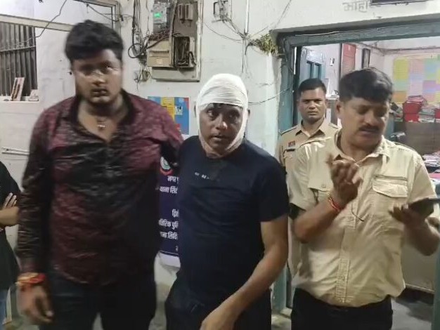 तीन लोगों ने पुलिस आरक्षक को पीटा तीन लोगों ने पुलिस आरक्षक को पीटा