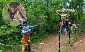 नशे में धुत युवकों ने देव प्रतिमाओं के साथ छेड़छाड़ कर बरसाए थप्पड़ नशे में धुत युवकों ने देव प्रतिमाओं के साथ छेड़छाड़ कर बरसाए थप्पड़