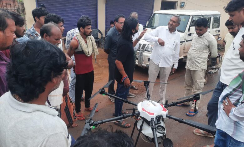 ड्रोन से नैनो यूरिया का किया जा रहा छिड़काव ड्रोन से नैनो यूरिया का किया जा रहा छिड़काव