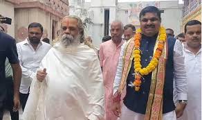 पूजा पाठ कर नए शिक्षा मंत्री यादव ने कार्यभार संभाला पूजा पाठ कर नए शिक्षा मंत्री यादव ने कार्यभार संभाला