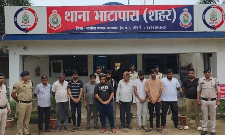 घर में जुए खेलते पकड़े गए 11 जुआरी, गिरफ्तार घर में जुए खेलते पकड़े गए 11 जुआरी, गिरफ्तार