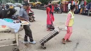 स्ट्रेचर पर मरीज को सड़क पार कर ले जाने परिजन मजबूर स्ट्रेचर पर मरीज को सड़क पार कर ले जाने परिजन मजबूर