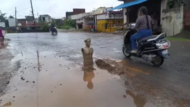 बारिश के कहर से सड़कों का हाल बेहाल, पुतला रखकर किया प्रदर्शन बारिश के कहर से सड़कों का हाल बेहाल, पुतला रखकर किया प्रदर्शन