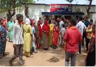 मुस्लिम युवक ने की मंदिर में तोड़फोड़, आक्रोशित लोगों ने थाना घेरा मुस्लिम युवक ने की मंदिर में तोड़फोड़, आक्रोशित लोगों ने थाना घेरा