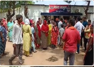 मुस्लिम युवक ने की मंदिर में तोड़फोड़, आक्रोशित लोगों ने थाना घेरा मुस्लिम युवक ने की मंदिर में तोड़फोड़, आक्रोशित लोगों ने थाना घेरा