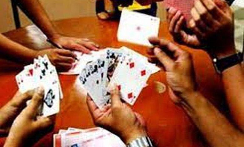 जुआ खेलते 11 लोग रंगे हाथ पकडे गए जुआ खेलते 11 लोग रंगे हाथ पकडे गए