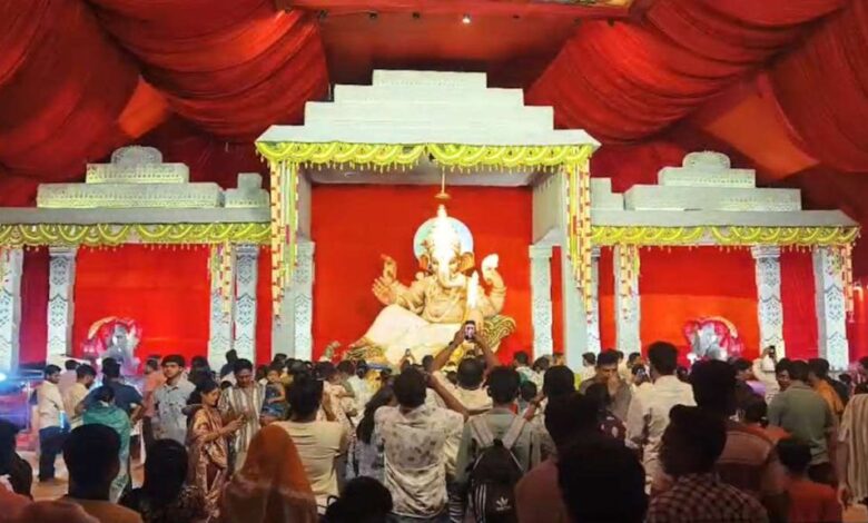 शहर का यह पंडाल बना श्रद्धालुओं के लिए आकर्षण का केंद्र शहर का यह पंडाल बना श्रद्धालुओं के लिए आकर्षण का केंद्र