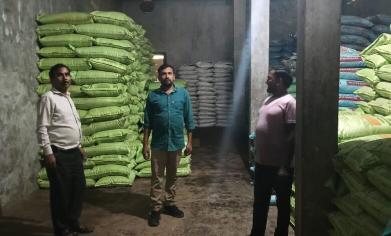 अवैध खाद का परिवहन करते यूपी की 2 गाड़ी जब्त अवैध खाद का परिवहन करते यूपी की 2 गाड़ी जब्त