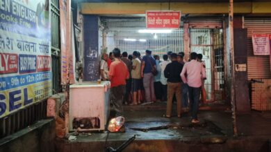 नशे में धुत युवकों ने युवक को पीटकर उसकी स्कूटी में जमकर की तोड़फोड़