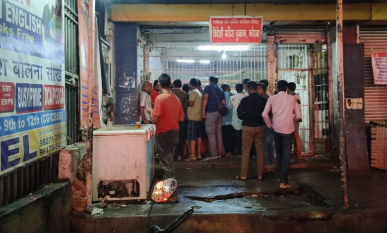 नशे में धुत युवकों ने युवक को पीटकर उसकी स्कूटी में जमकर की तोड़फोड़ नशे में धुत युवकों ने युवक को पीटकर उसकी स्कूटी में जमकर की तोड़फोड़