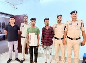 मकान मालिक की गैर मौजूदगी में कार पार, दो गिरफ्तार मकान मालिक की गैर मौजूदगी में कार पार, दो गिरफ्तार