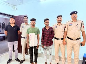 मकान मालिक की गैर मौजूदगी में कार पार, दो गिरफ्तार मकान मालिक की गैर मौजूदगी में कार पार, दो गिरफ्तार