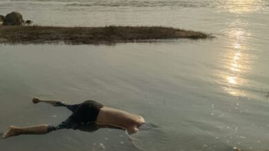 नदी के किनारे तैरते मिली युवक की लाश, मोटरसाइकिल जब्त