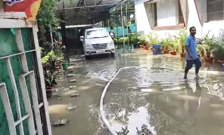 बारिश का कहर, मंत्री का डूबा बंगला बारिश का कहर, मंत्री का डूबा बंगला