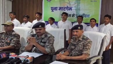 9 इनामी नक्सलियों ने किया आत्मसमर्पण 9 इनामी नक्सलियों ने किया आत्मसमर्पण