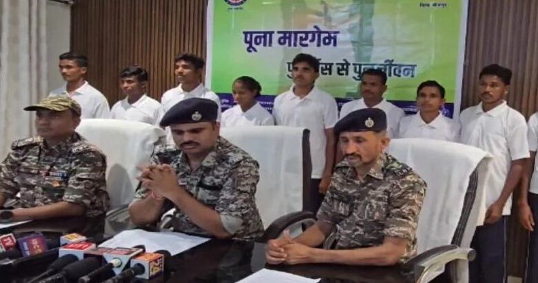 9 इनामी नक्सलियों ने किया आत्मसमर्पण 9 इनामी नक्सलियों ने किया आत्मसमर्पण