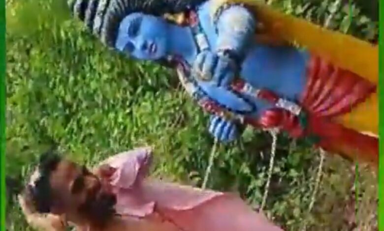 नशेड़ियों ने किया भगवन की मूर्तियों के साथ छेड़छाड़, हिन्दुओ में आक्रोश नशेड़ियों ने किया भगवन की मूर्तियों के साथ छेड़छाड़, हिन्दुओ में आक्रोश