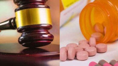 फार्मासिस्ट की अनुपस्थिति में चपरासी बांट रहा दवाइयां