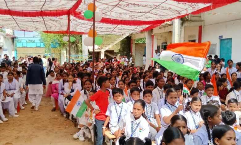 मिनीमाता उच्चतर माध्यमिक विद्यालय में इंडिपेंडेंस डे सेलिब्रेशन, मुख्य अतिथि ने ध्वजारोहण कर दी श्रद्धांजलि मिनीमाता उच्चतर माध्यमिक विद्यालय में इंडिपेंडेंस डे सेलिब्रेशन, मुख्य अतिथि ने ध्वजारोहण कर दी श्रद्धांजलि