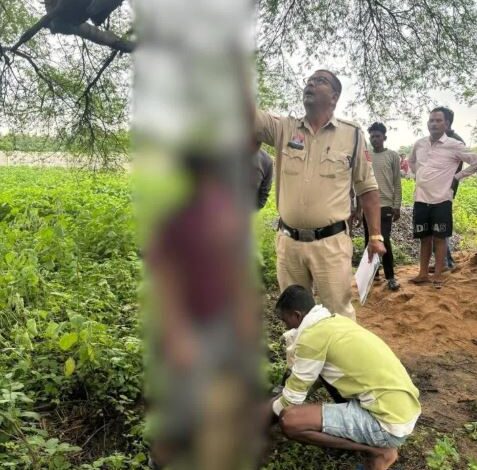 नाबालिग का शव पेड़ पर लटके मिला नाबालिग का शव पेड़ पर लटके मिला