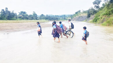 рдмрдЪреНрдЪреЗ рдмрд╛рд░рд┐рд╢ рдореЗрдВ рдирджреА рдкрд╛рд░ рдХрд░ рдЬрд╛рддреЗ рд╣реИрдВ рд╕реНрдХреВрд▓ рдмрдЪреНрдЪреЗ рдмрд╛рд░рд┐рд╢ рдореЗрдВ рдирджреА рдкрд╛рд░ рдХрд░ рдЬрд╛рддреЗ рд╣реИрдВ рд╕реНрдХреВрд▓