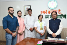 सीएम से एशियन अफ्रीकन पैसिफिक पावरलिफ्टिंग की स्वर्ण विजेता नमी राय ने की भेंट