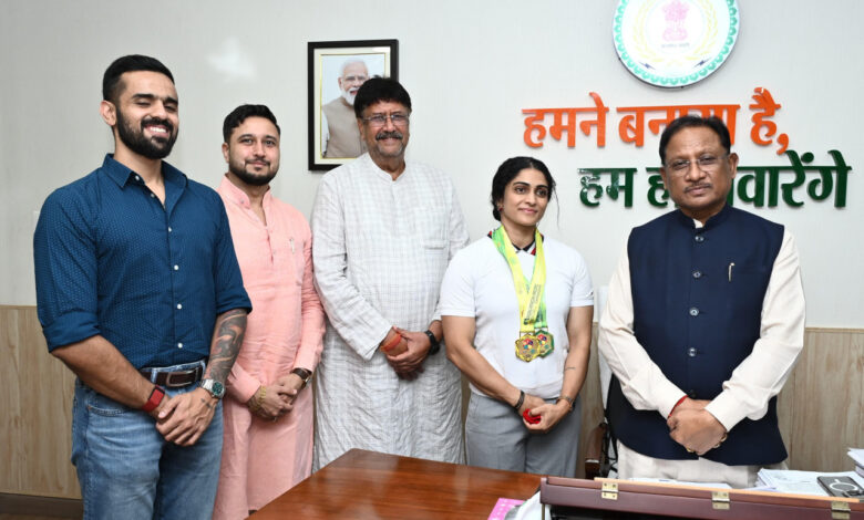 सीएम से एशियन अफ्रीकन पैसिफिक पावरलिफ्टिंग की स्वर्ण विजेता नमी राय ने की भेंट सीएम से एशियन अफ्रीकन पैसिफिक पावरलिफ्टिंग की स्वर्ण विजेता नमी राय ने की भेंट