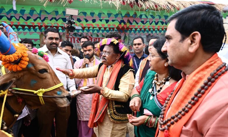 कृषि मंत्री ने धूमधाम और पारंपरिक अंदाज़ में मनाया पोरा तिहार कृषि मंत्री ने धूमधाम और पारंपरिक अंदाज़ में मनाया पोरा तिहार